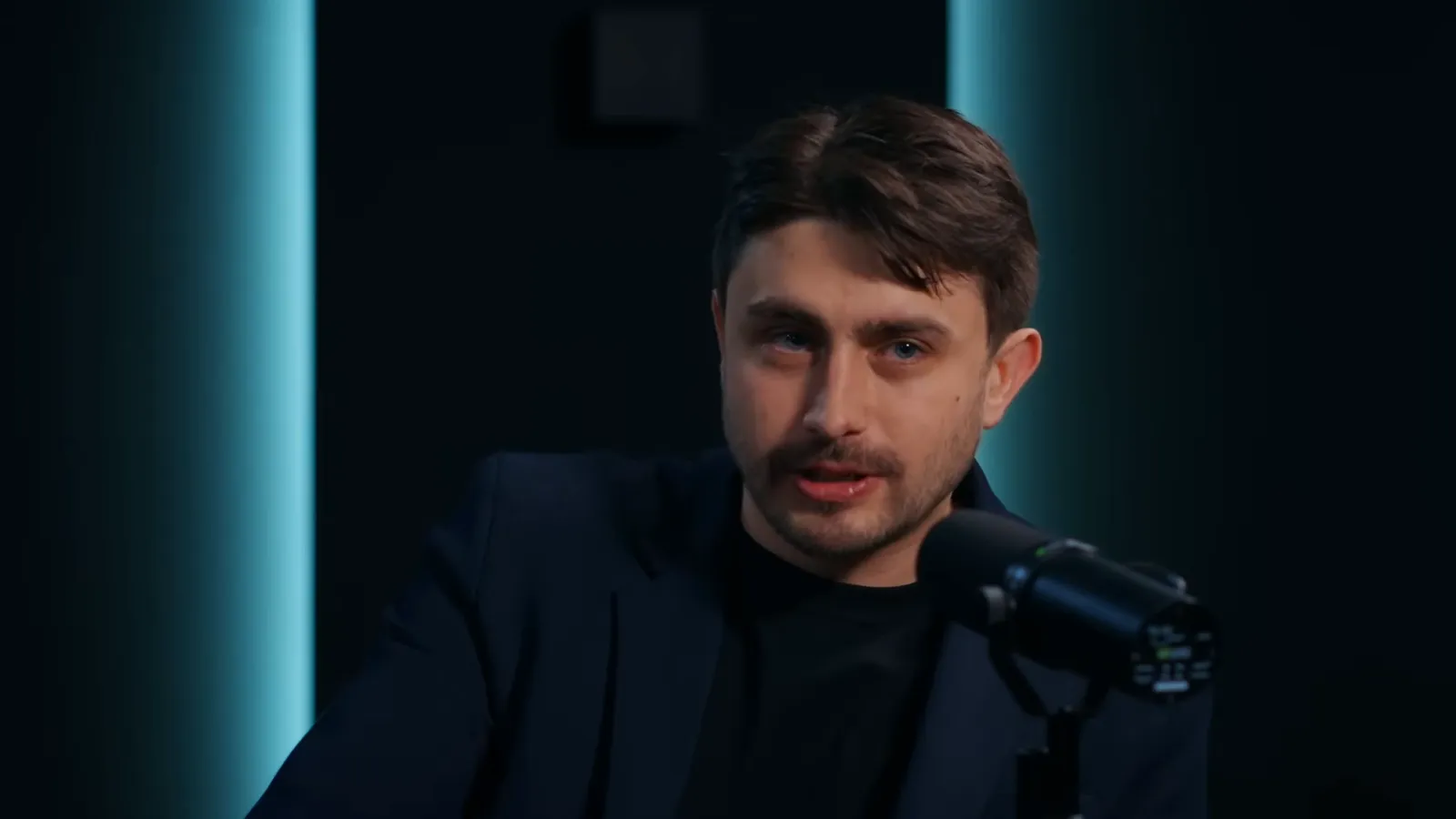 Vlad Tudor vorbind la microfon, în studio, prim-plan