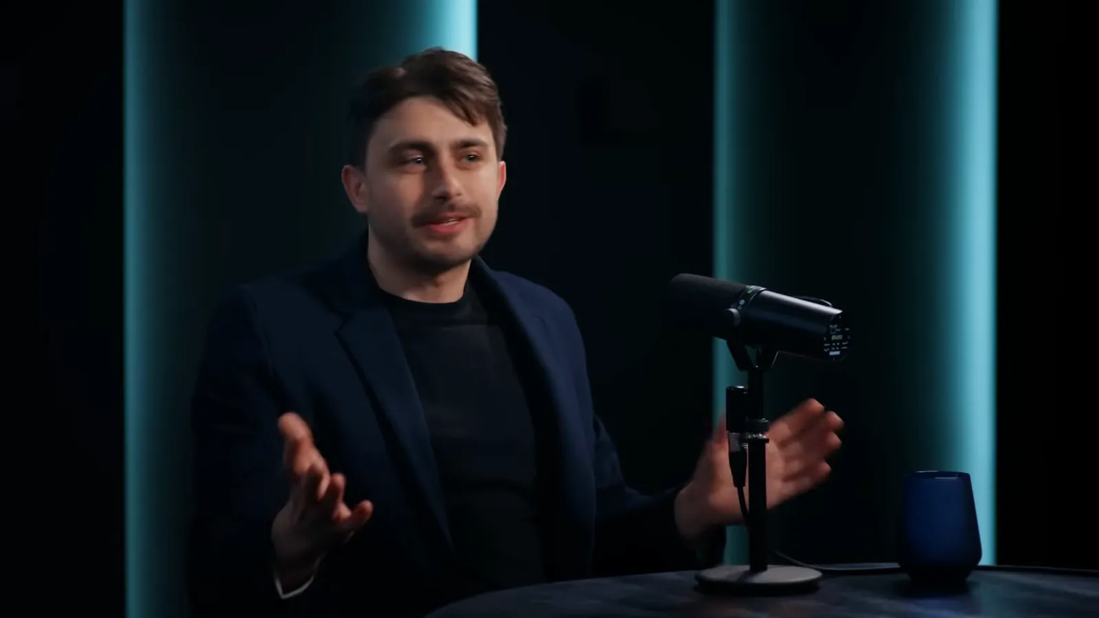 Vlad Tudor explicând o idee la masa podcastului