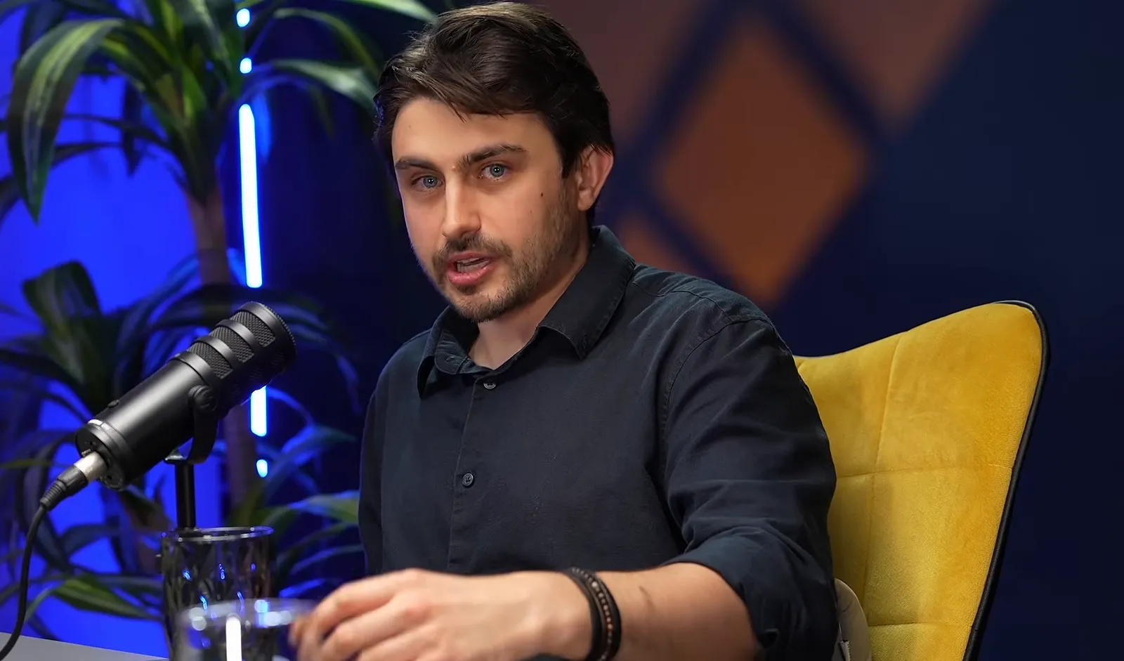 Vlad Tudor explicând o idee într-un studio de podcast
