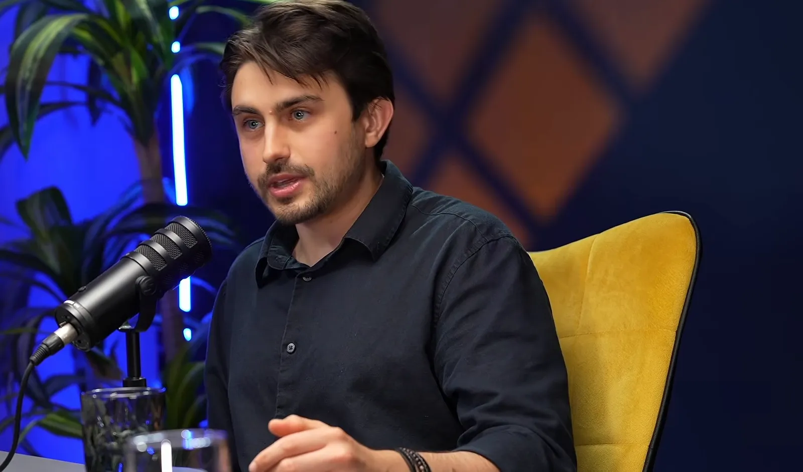 Vlad Tudor răspunzând la o întrebare, într-un studio de podcast